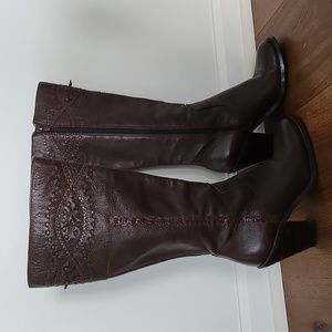 Beautiful genuine leather tall brown boots. Size 6.